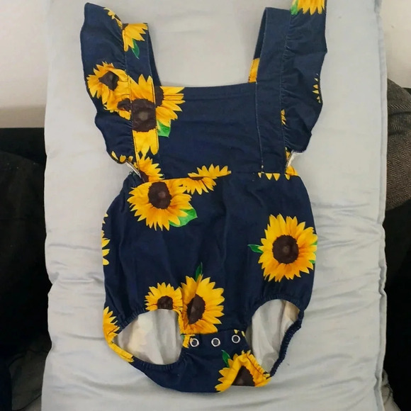 6-9 month daisy dress..worn once..smoke free home..hypoallergenic - Picture 1 of 4